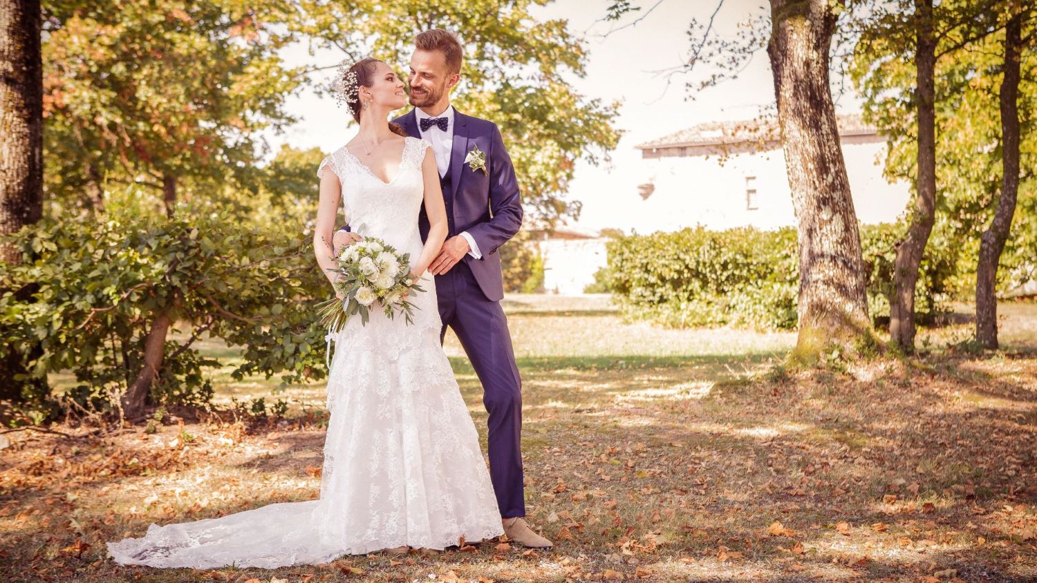 jeunes mariés amoureux  pendant la séance de couple dans le parc du prestigieux château de leur mariage bucolique près d'Aix-les-Bains